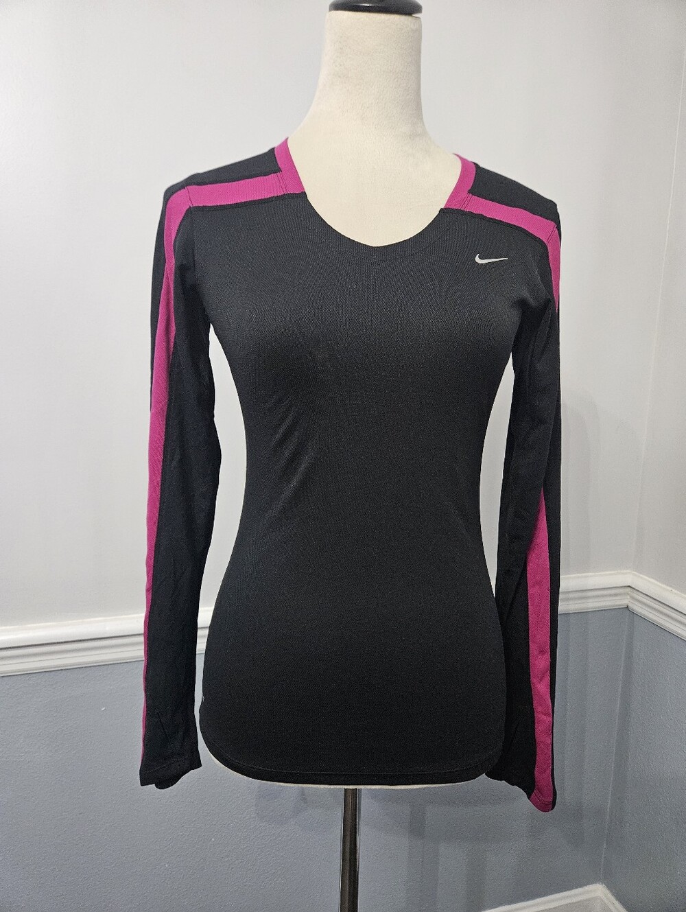 Nike Black Long Sleeve Dri-FIT Top with Pink Accents Size XS Womens